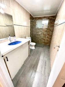 ein Bad mit einem Waschbecken und einem WC in der Unterkunft Lisboa Parque Guest House in Lissabon