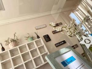 an overhead view of a living room with a shelf at Hotel Kelman in Perito Moreno