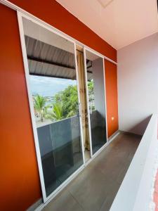 balcón con vistas al océano en Confortable Apartamento, en Puerto Francisco de Orellana
