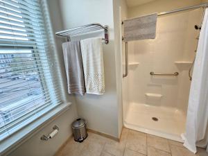 y baño con ducha y cortina de ducha. en Memorable Stay at The Inman - 216, en Champaign