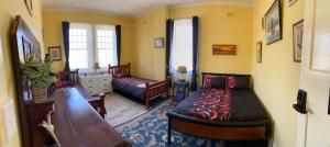 ein Schlafzimmer mit einem Bett und einem Sofa in einem Zimmer in der Unterkunft COMMERCIAL HOTEL KANIVA in Kaniva