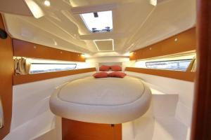 マンドリュー・ラ・ナプールにあるSéjour sur bateau de plaisanceの小部屋 +1枚の写真