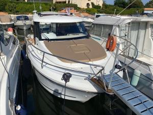 マンドリュー・ラ・ナプールにあるSéjour sur bateau de plaisanceの白い船が港に停泊している