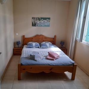 ヴィエル・サン・ジロンにあるLe mas des Landesのベッドルーム1室(青いシーツと枕のベッド1台付)