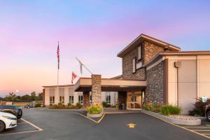 uma renderização da frente de um hotel com estacionamento em Best Western Summit Inn em Niagara Falls