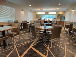 a dining room with tables and chairs in a restaurant at Best Western Town House Lodge in Modesto