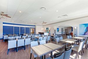 une salle à manger avec des tables et des chaises en bois dans l'établissement Best Western Summit Inn, à Niagara Falls