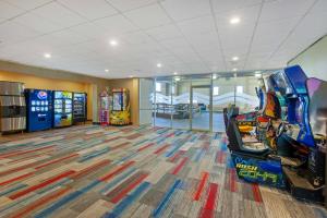 a room with a video game console and a arcade at Best Western Summit Inn in Niagara Falls