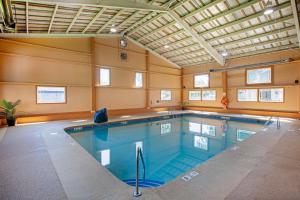 a swimming pool in a room with a ceiling at Best Western Summit Inn in Niagara Falls