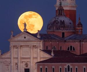 CA' DI LUNA VENEZIA في البندقية: طلوع قمر كامل فوق مبنى وقبة