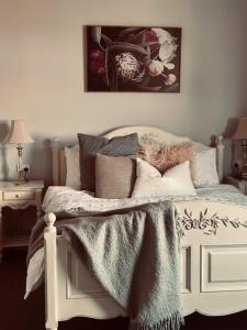 Una cama blanca con manta y almohadas. en Number 10 -Queen Room with b/fast, en Stanley
