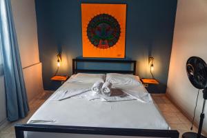 谷安東的住宿－Bodhi Hostel & Lounge，卧室内的一张床位,墙上挂着橙色照片