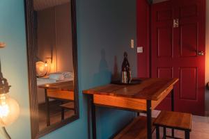 a mirror next to a table with a bottle on it at Bodhi El Valle in Valle de Anton