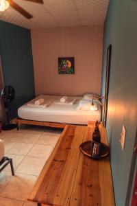 a bedroom with a bed and a wooden table at Bodhi El Valle in Valle de Anton