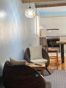 uma sala de estar com uma cadeira, um sofá e uma mesa em Utila Water Sports Deluxe Apt em Útila