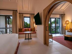TV a/nebo společenská místnost v ubytování SO/ Sotogrande Spa & Golf Resort Hotel