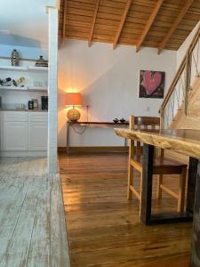 uma sala de estar com uma mesa e uma cozinha em Utila Water Sports Deluxe Apt em Útila