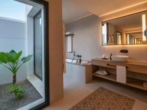 Koupelna v ubytování SO/ Sotogrande Spa & Golf Resort Hotel