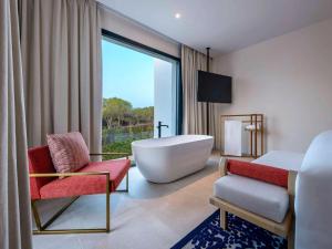 TV a/nebo společenská místnost v ubytování SO/ Sotogrande Spa & Golf Resort Hotel