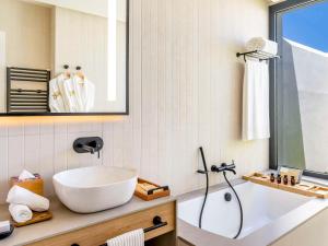 Koupelna v ubytování SO/ Sotogrande Spa & Golf Resort Hotel