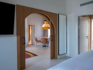 Postel nebo postele na pokoji v ubytování SO/ Sotogrande Spa & Golf Resort Hotel
