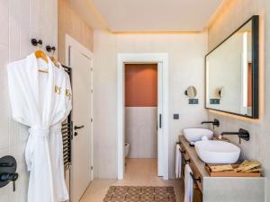 Koupelna v ubytování SO/ Sotogrande Spa & Golf Resort Hotel
