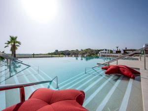 Bazén v ubytování SO/ Sotogrande Spa & Golf Resort Hotel nebo v jeho okolí