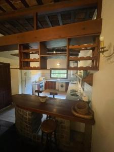 kuchnia z dużą wyspą w pokoju w obiekcie Casa Quinta con Pileta en mercedes. 6 personas w mieście Mercedes
