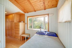 En eller flere senger på et rom på Scenic Kernville Getaway with Deck and Mountain Views!