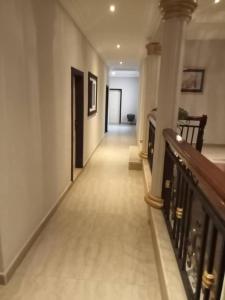un pasillo vacío con una escalera en una casa en De-Cartos Hotel, 
