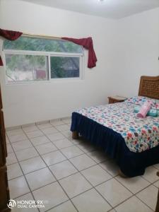1 dormitorio con cama y ventana en ELHUASTECO en Cuernavaca