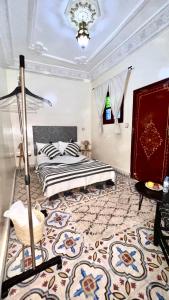 1 dormitorio con cama y alfombra en Riad Hayat, en Marrakech