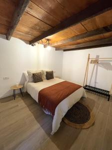 1 dormitorio con 1 cama grande y techo de madera en calMar Tenerife 1, en Los Realejos