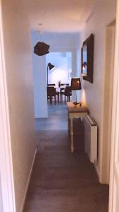 - un couloir d'une maison avec une table et une salle à manger dans l'établissement Calme & zenitude aux portes de Strasbourg (Zénith), à Eckbolsheim