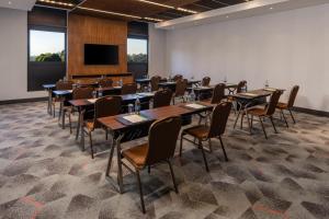 Holiday Inn - Nairobi Two Rivers Mall by IHG的电视和/或娱乐中心