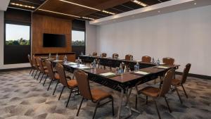 Holiday Inn - Nairobi Two Rivers Mall by IHG的电视和/或娱乐中心