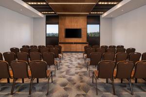 Holiday Inn - Nairobi Two Rivers Mall by IHG的电视和/或娱乐中心
