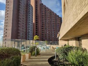 a walkway in front of two tall buildings at Nuevo! Apartamento Oasis Central in Bogotá