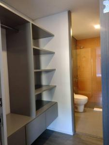 a bathroom with a toilet and a sink and a shower at Nuevo! Apartamento Oasis Central in Bogotá