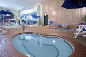 Country Inn & Suites by Radisson, Rapid City, SD tesisinde veya buraya yakın yüzme havuzu