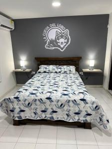 a bedroom with a bed with a sign on the wall at Habitacion independiente muy bien ubicado in Cartagena de Indias