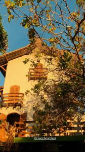 un edificio con bancos a un lado. en Enjoy Hostel e Pousada en Aracajú