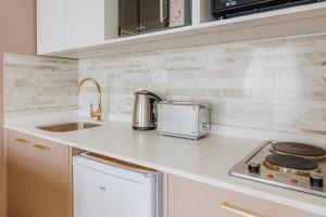Dapur atau dapur kecil di Orly Suites