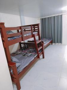2 beliches num quarto com uma janela em Rendezvous Beach Resort - Cabongaoan em Tambobong