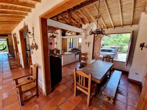 uma cozinha e sala de jantar com mesa e cadeiras em Finca La Alcazaba 