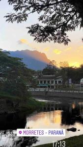 una señal que lee milagros parma junto a un río en Chalé Flamingo com Piscina Casa inteira em Morretes, en Morretes