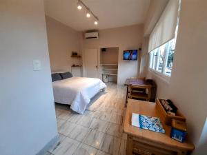 una piccola camera con letto e tavolo di Apartamento centrico a Buenos Aires