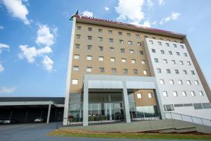 a building with a flag on top of it at GoldMen Express Cianorte in Cianorte