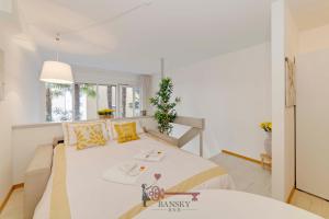 Soleil 5 Apt with Green Terrace in Lugano Center -By EasyLife Swiss客房内的一张或多张床位