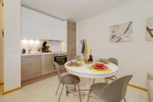 Soleil 5 Apt with Green Terrace in Lugano Center -By EasyLife Swiss的厨房或小厨房